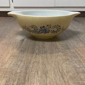 Homestead Pyrex Large Mixing Bowl